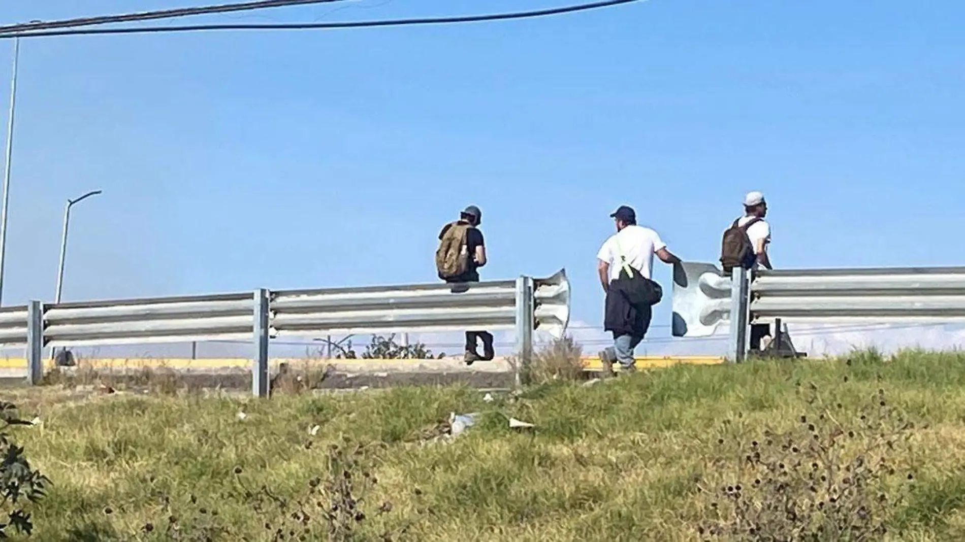 esperar transporte sobre la autopista mexico puebla